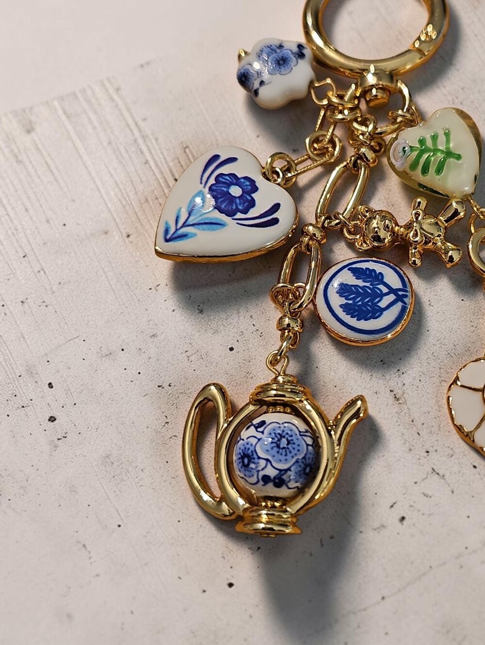 Piper K Gold-tone Ceramic Floral Charm Keychain - Blue & White Hearts - Picture 3 of 4